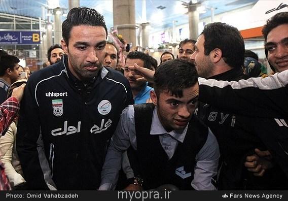 تصاویر استقبال از تیم ملی فوتبال در فردوگاه امام خمینی (http://www.oojal.rzb.ir/post/1557)