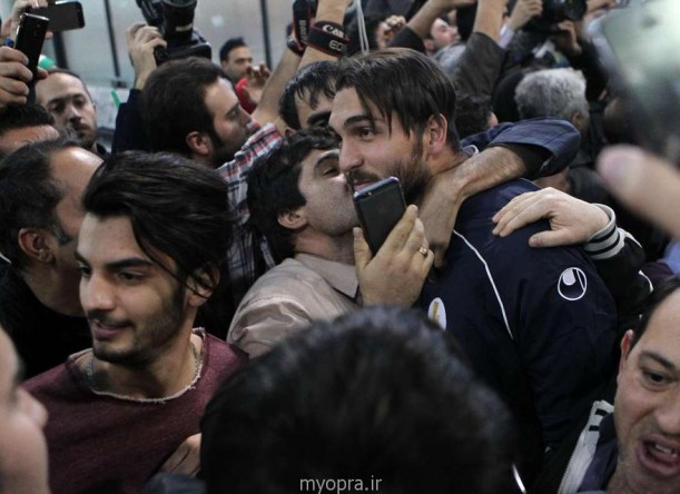 تصاویر استقبال از تیم ملی فوتبال در فردوگاه امام خمینی  (http://www.oojal.rzb.ir/post/1557)