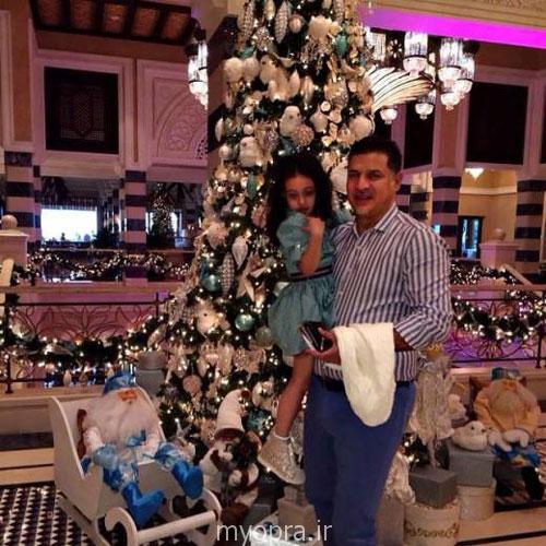 علی دایی و دخترش نورا در کنار درخت کریسمس دی ماه 93