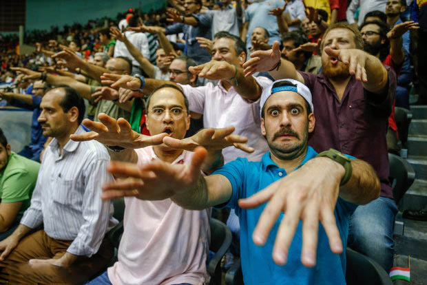 عکس های جالب بازیگران در بازی والیبال ایران و آمریکا