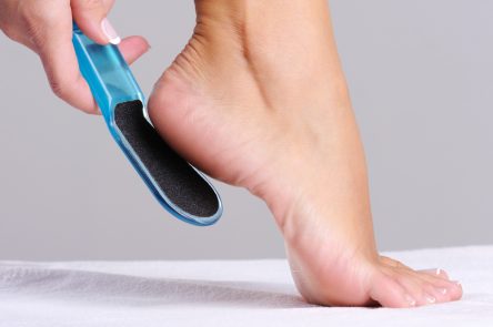 10 روش عالی و درمان خانگی برای ترک پا و پاشنه خشک